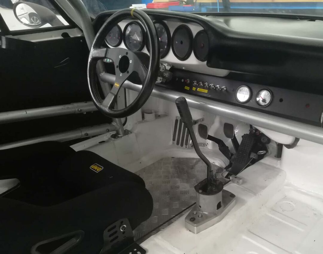 KAA Racing Porsche 911 Martini interni noleggio gara assistenza trasporto