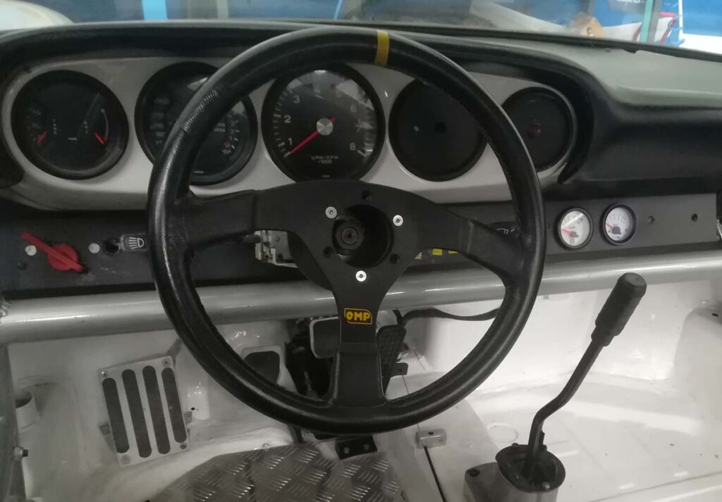 KAA Racing Porsche 911 Martini interni noleggio gara assistenza trasporto