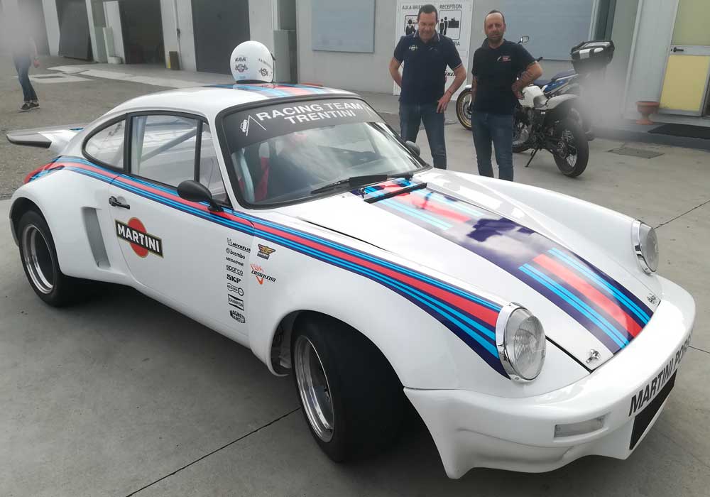 KAA Racing Porsche 911 RSR Replica Martini Racing turni in pista Castelletto Circuit noleggio gara assistenza trasporto