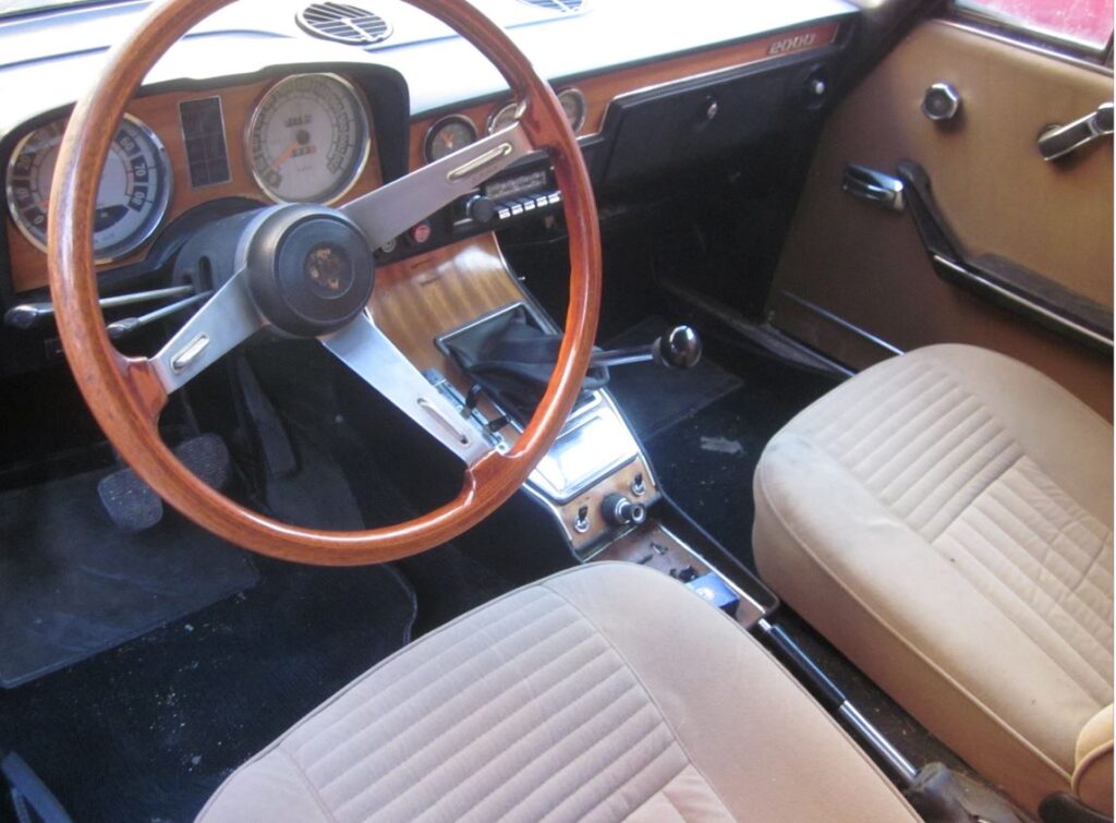 KAA Racing Alfa 2000 interni