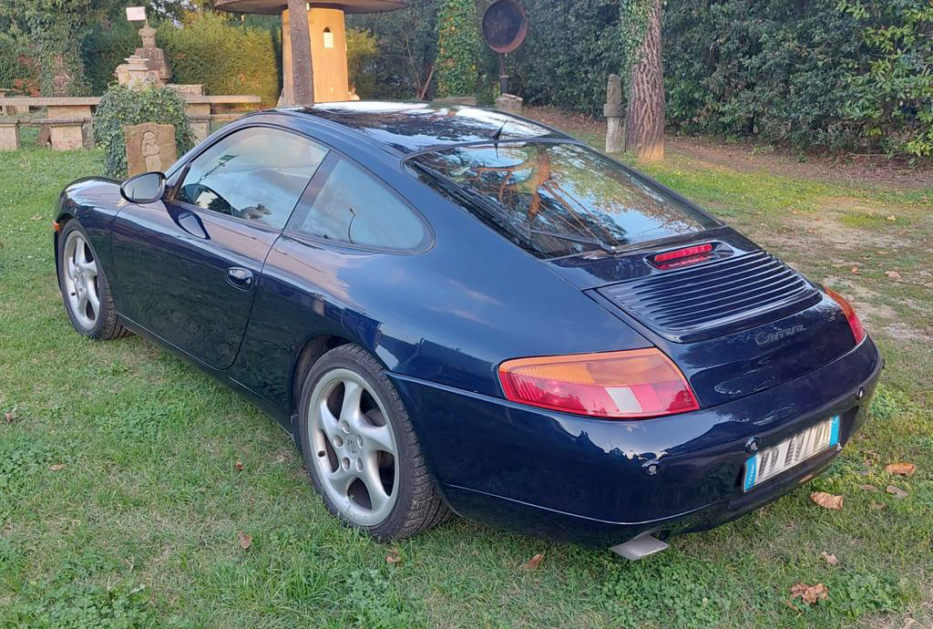 Vista laterale posteriore Porsche 996 Carrera 2 prima serie